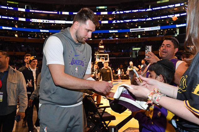 东契奇拼尽全力无法赢球!哈姆见到迥然不同的字母哥?